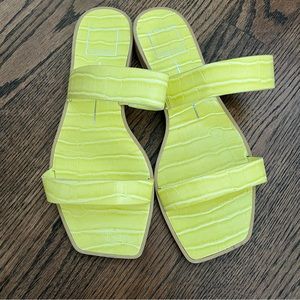 Dolce Vita Isaac Embossed Sandal in Yellow Size 8